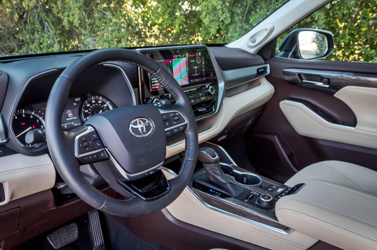 how much does a 2021 toyota highlander hybrid cost